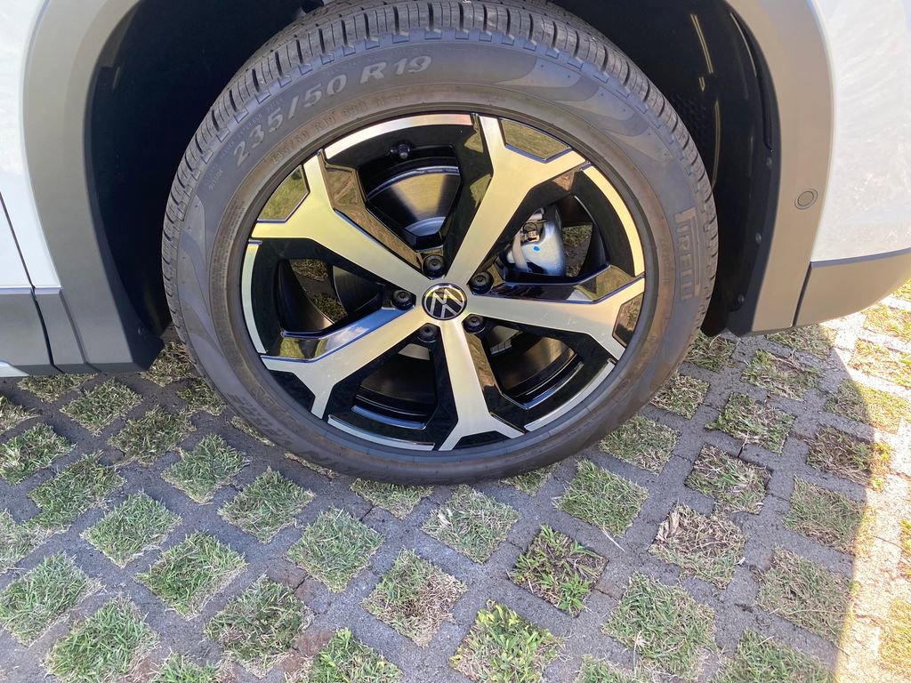 New 2025 Volkswagen Tiguan SE image 9