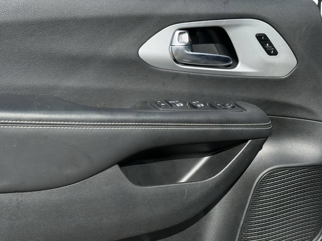 Used 2025 Chrysler Pacifica Limited FWD image 25
