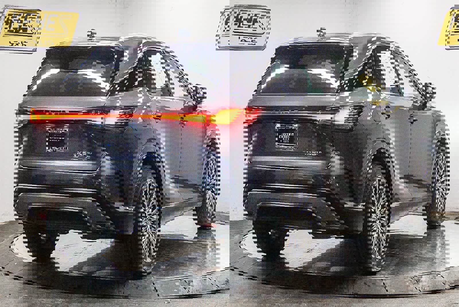 Used 2024 Lexus RX 450h Luxury w/ Convenience Package image 4