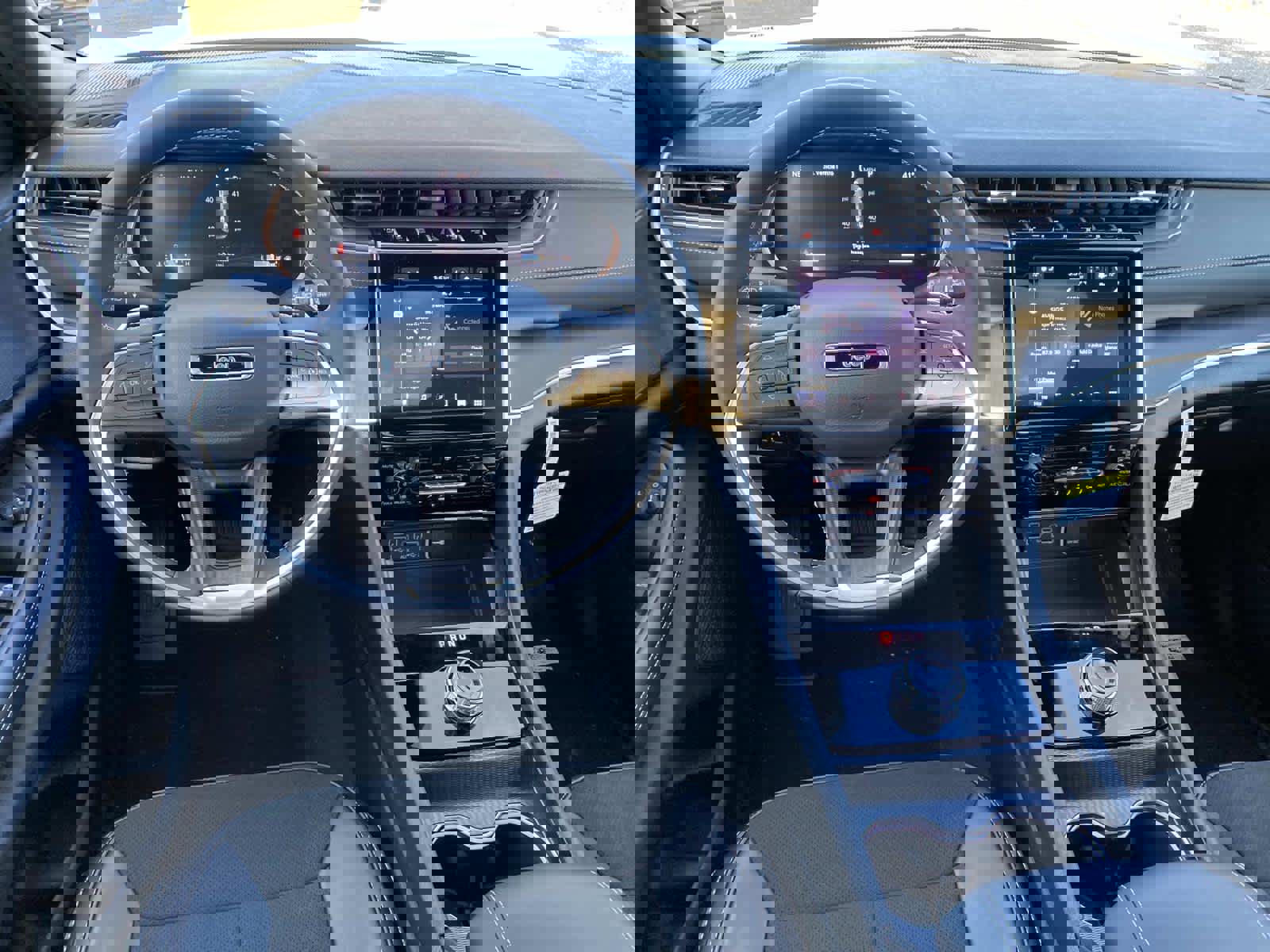 New 2025 Jeep Grand Cherokee Laredo image 9