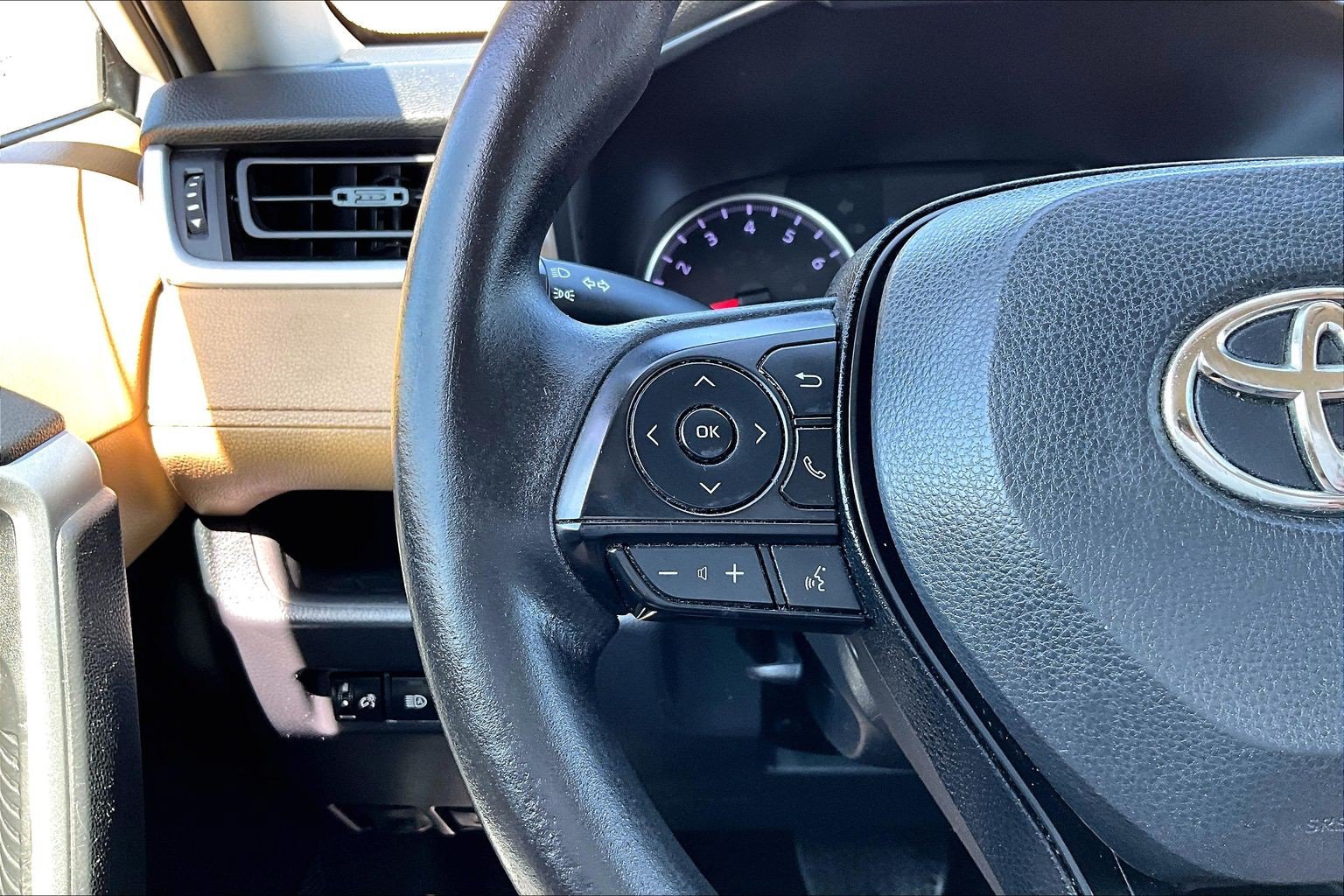 Used 2022 Toyota RAV4 LE FWD image 19