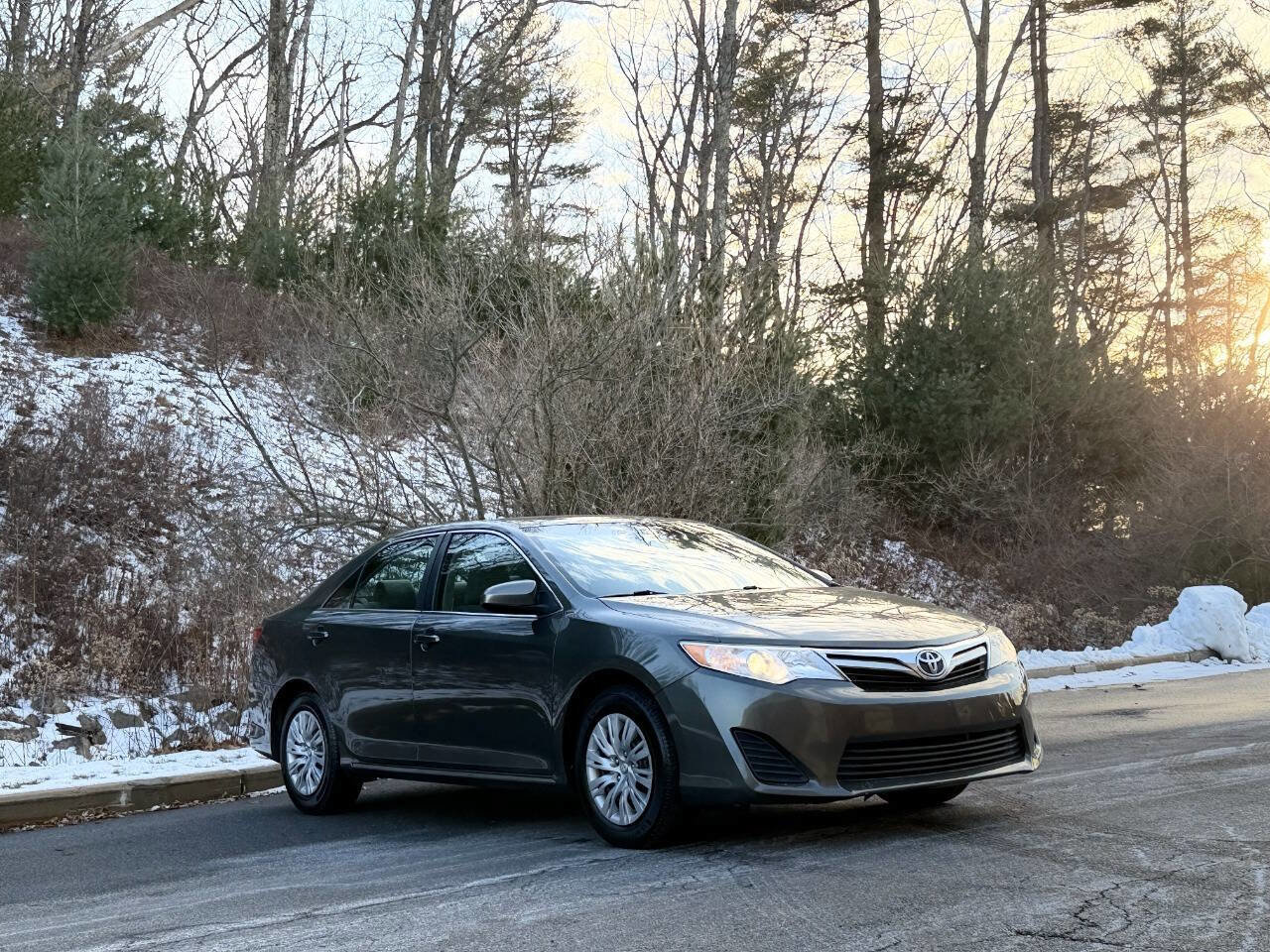 Used 2014 Toyota Camry LE image 3