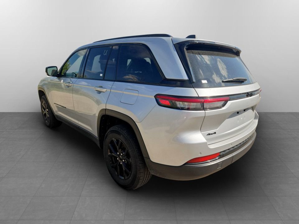 Used 2025 Jeep Grand Cherokee Altitude AWD/4WD image 9