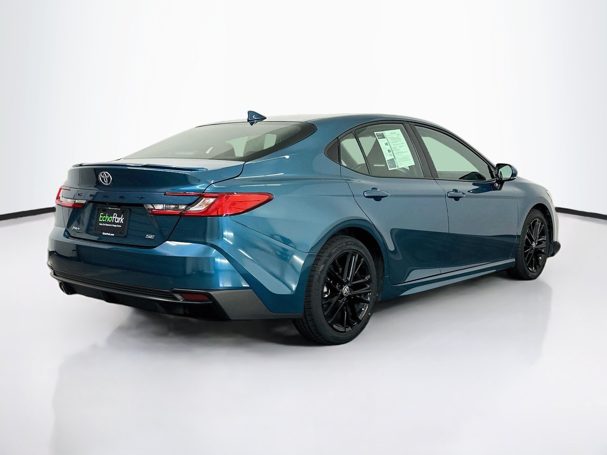 Used 2025 Toyota Camry SE FWD image 9