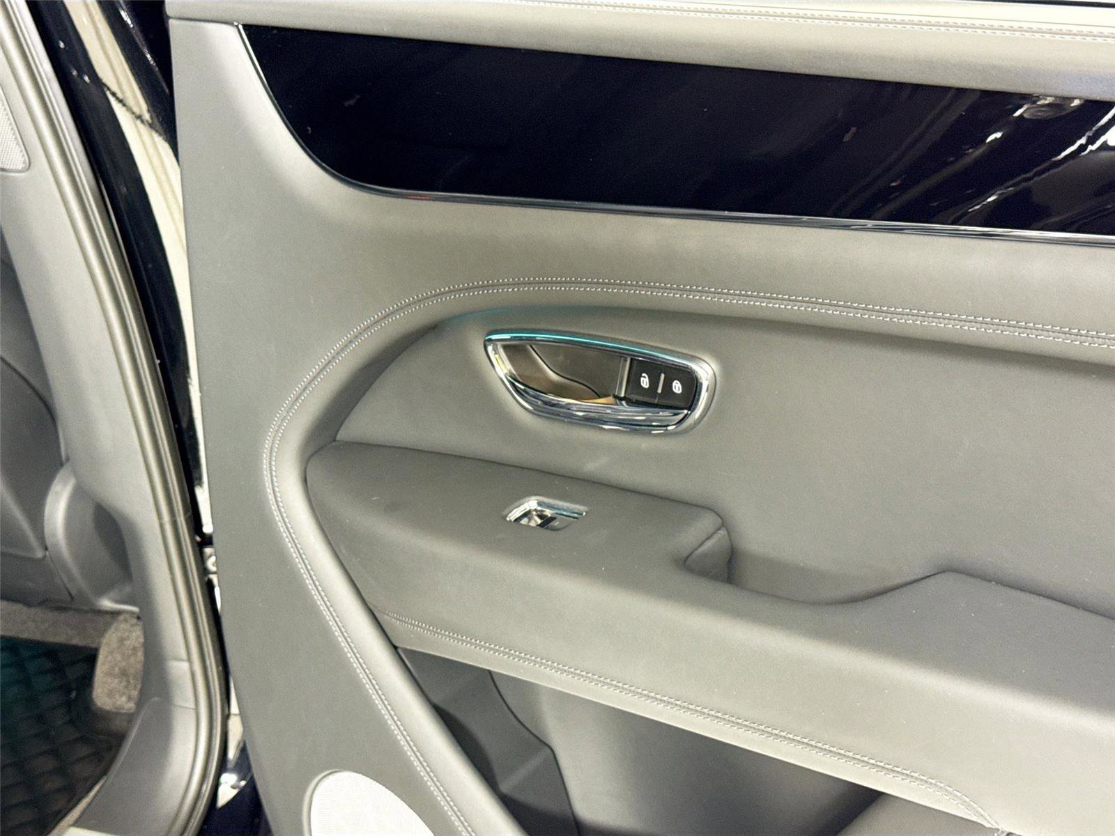 Used 2024 Bentley Bentayga AWD/4WD image 30