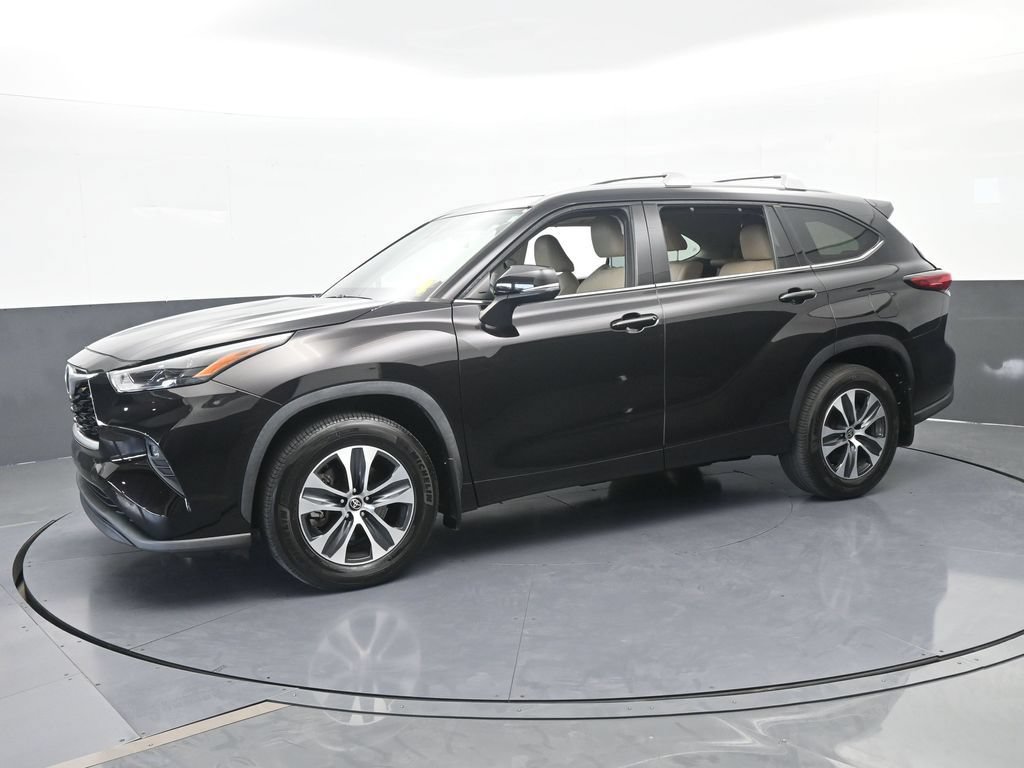 Used 2022 Toyota Highlander XLE FWD image 2