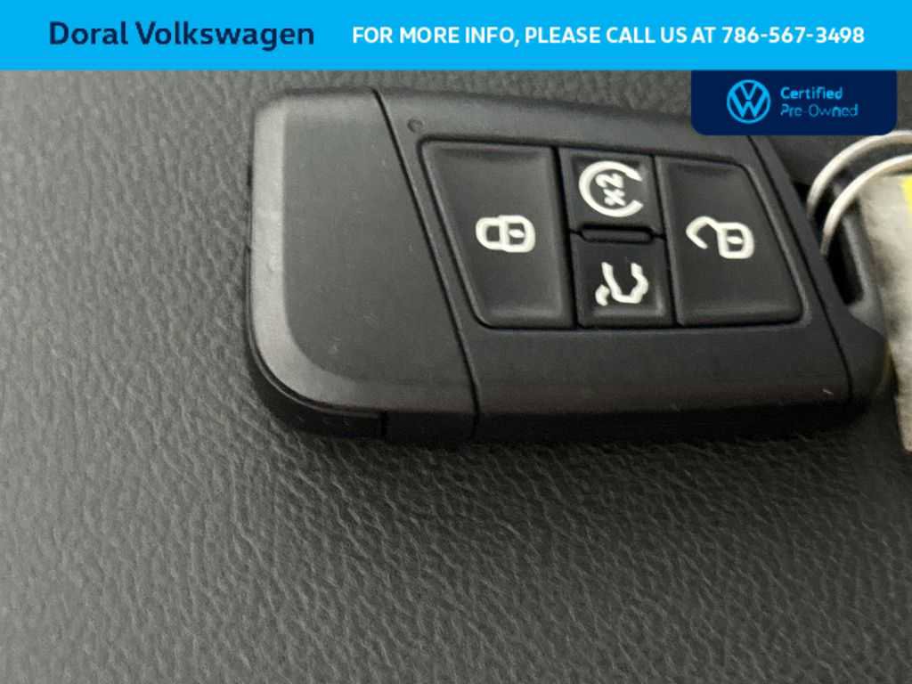 Used 2025 Volkswagen Taos SE FWD image 28