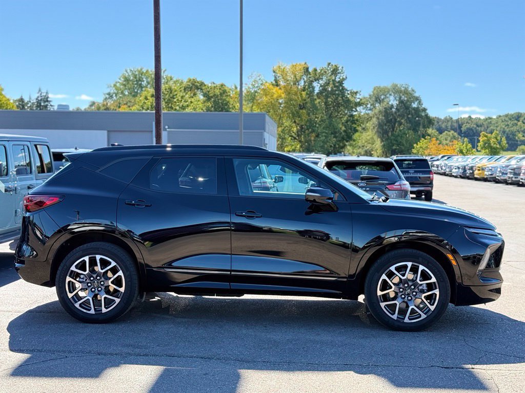 Used 2025 Chevrolet Blazer RS FWD image 28