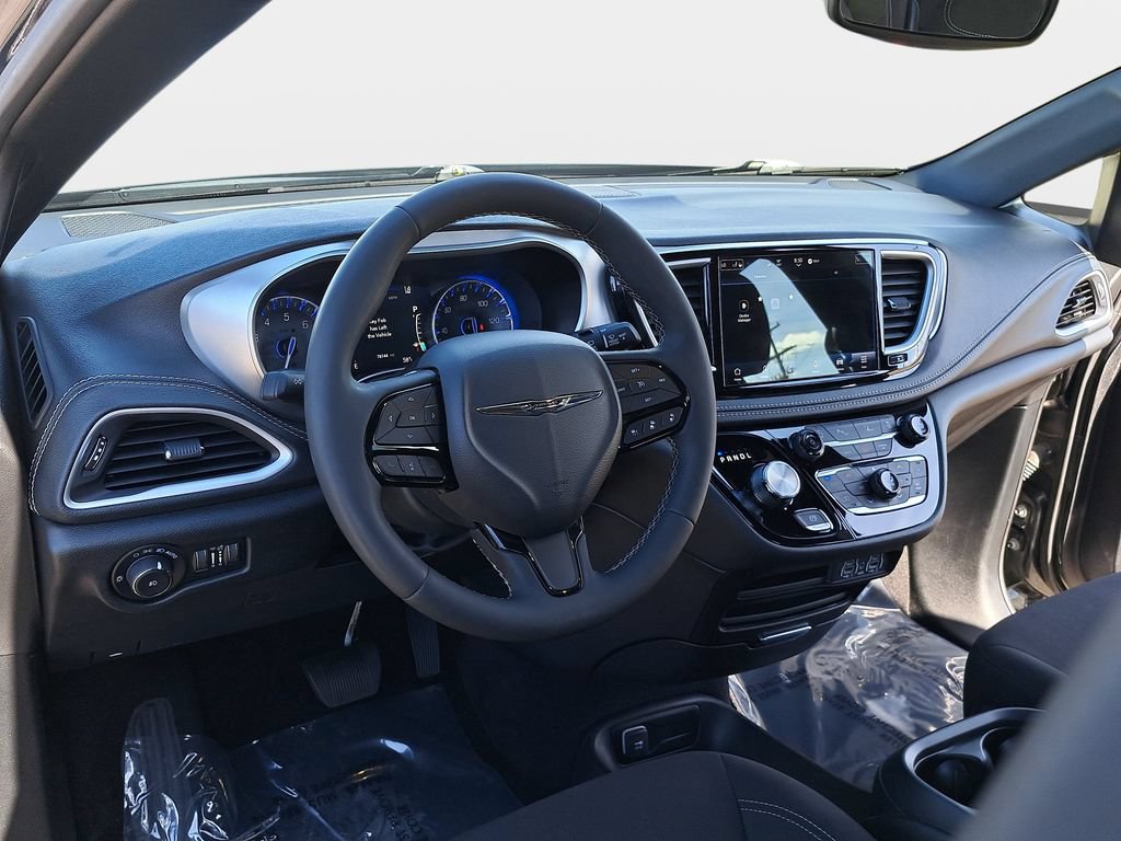 Used 2023 Chrysler Pacifica Touring FWD image 19