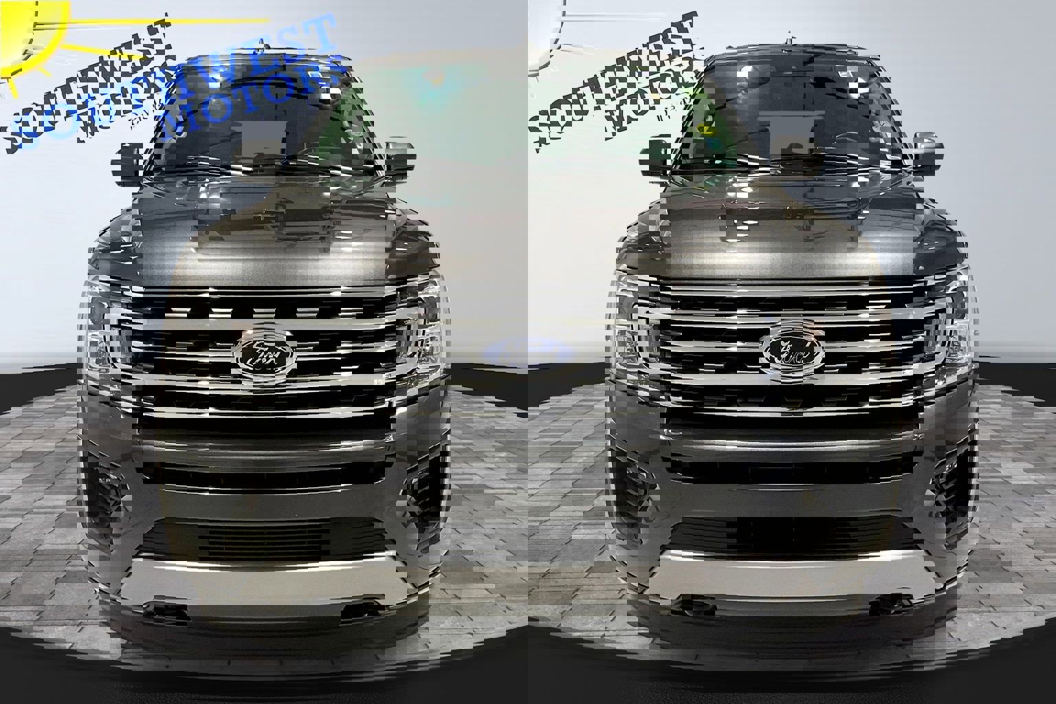 Used 2021 Ford Expedition XLT image 2