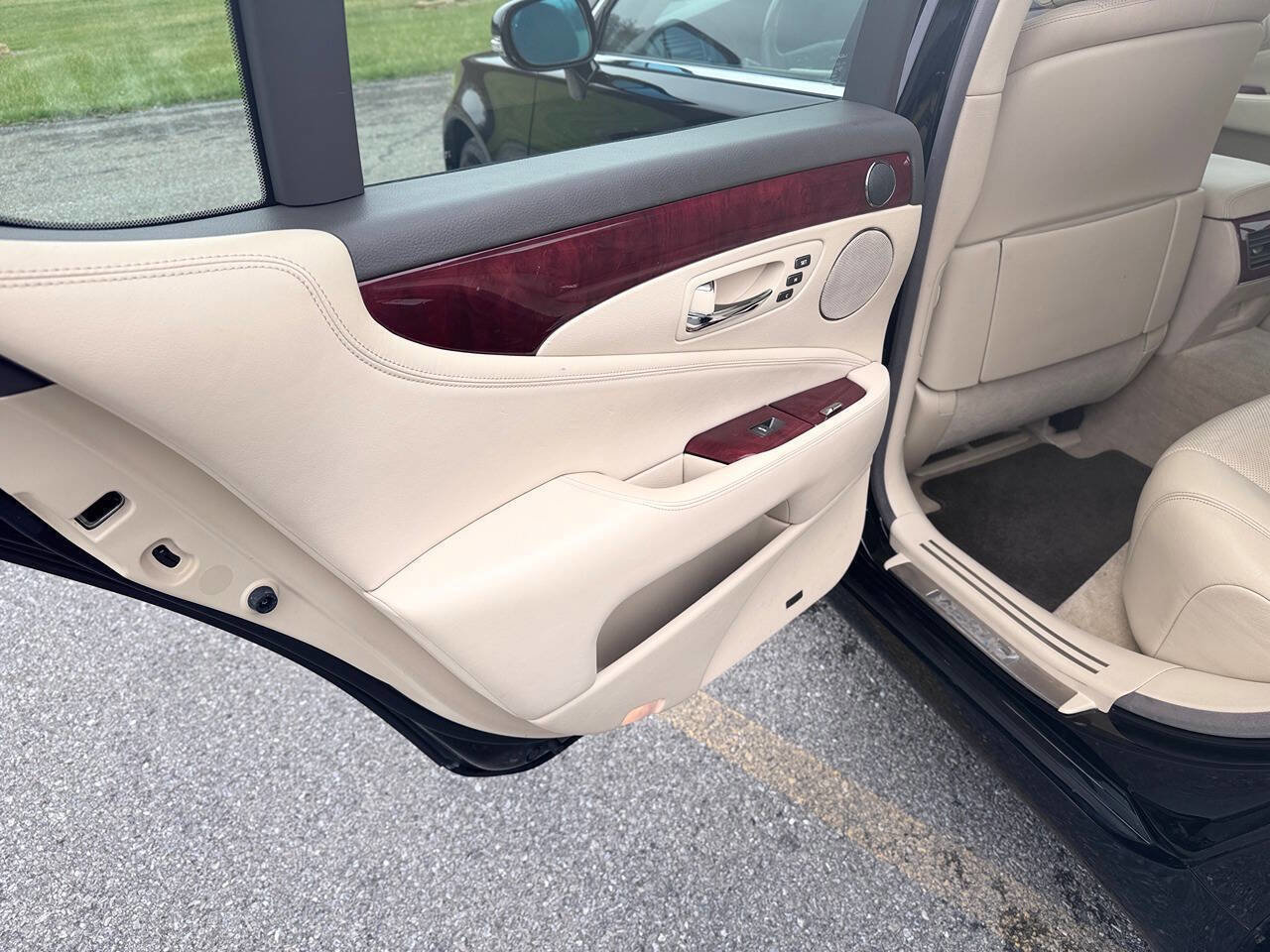 Used 2012 Lexus LS 460 AWD w/ Comfort Plus Pkg image 5