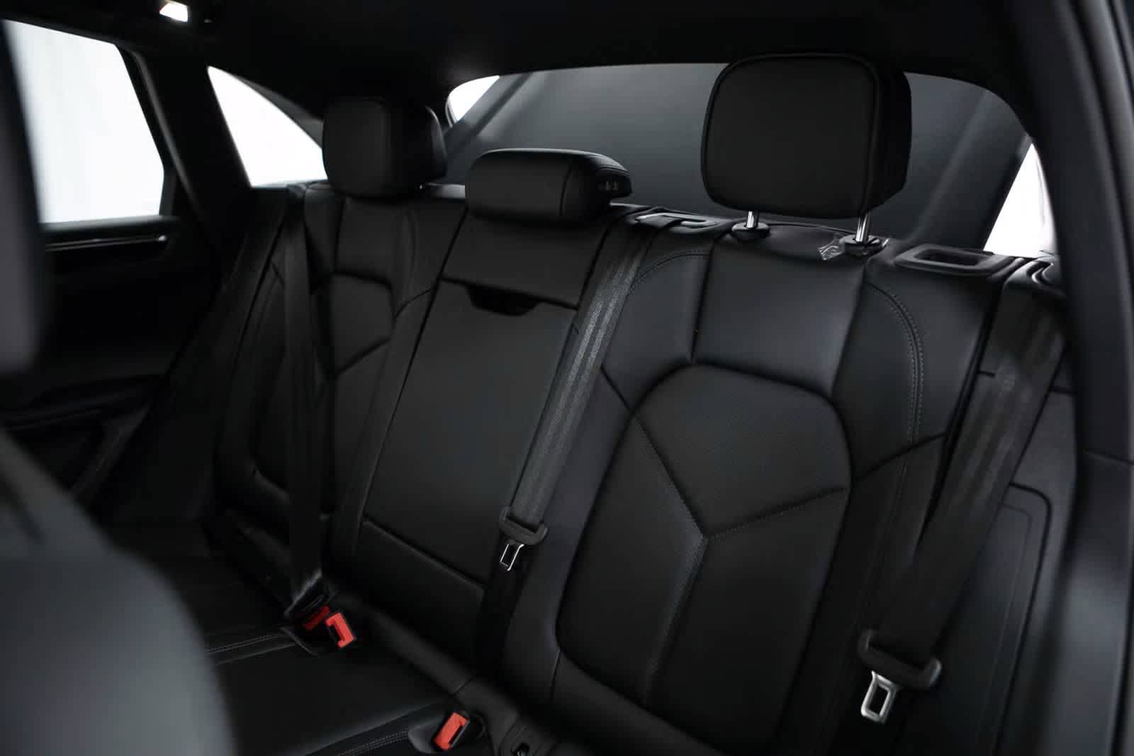 Certified 2026 Porsche Macan AWD/4WD image 37