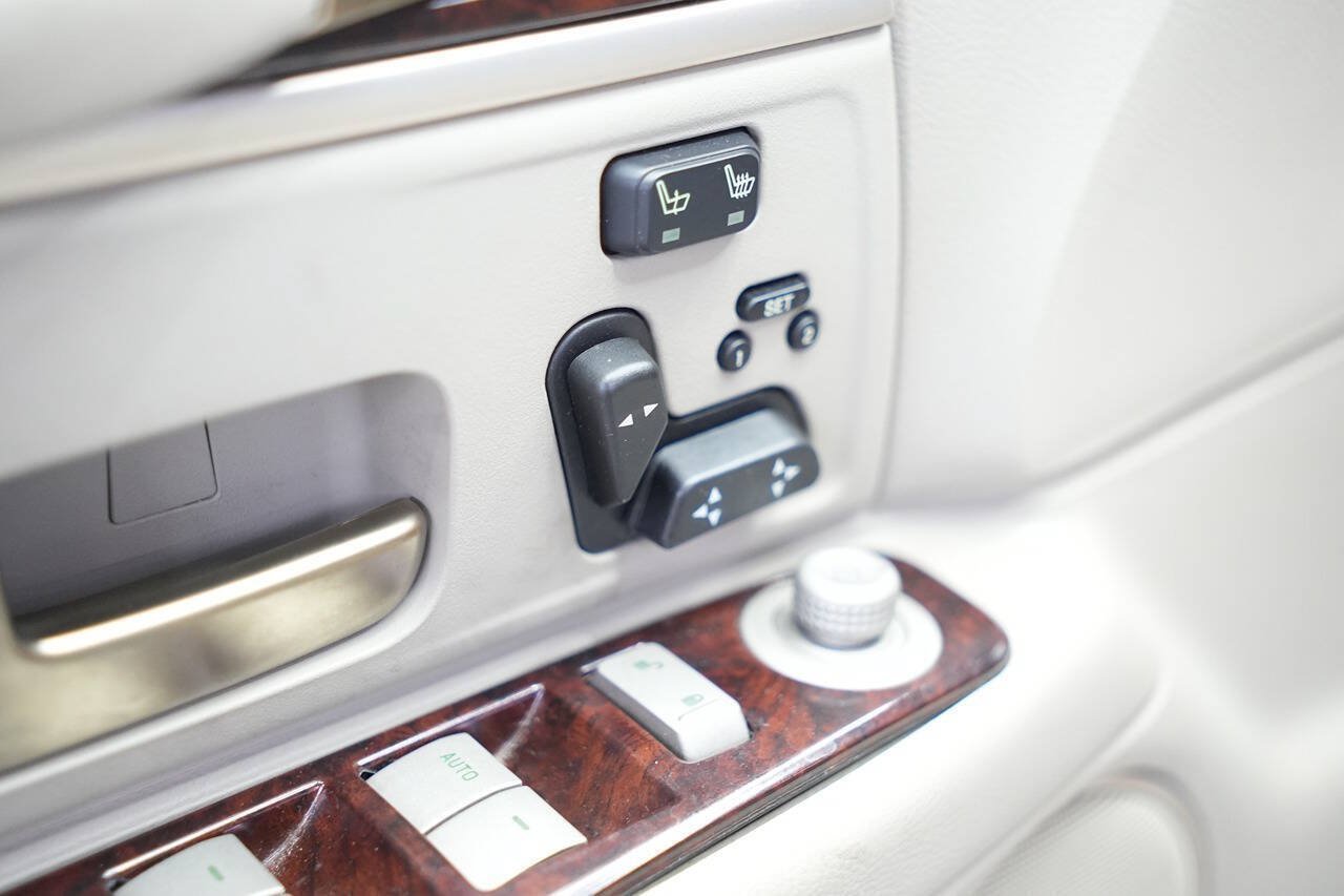 Used 2011 Lincoln Town Car Signature Limited RWD image 15