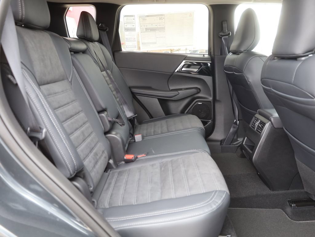 New 2025 Mitsubishi Outlander SE image 18