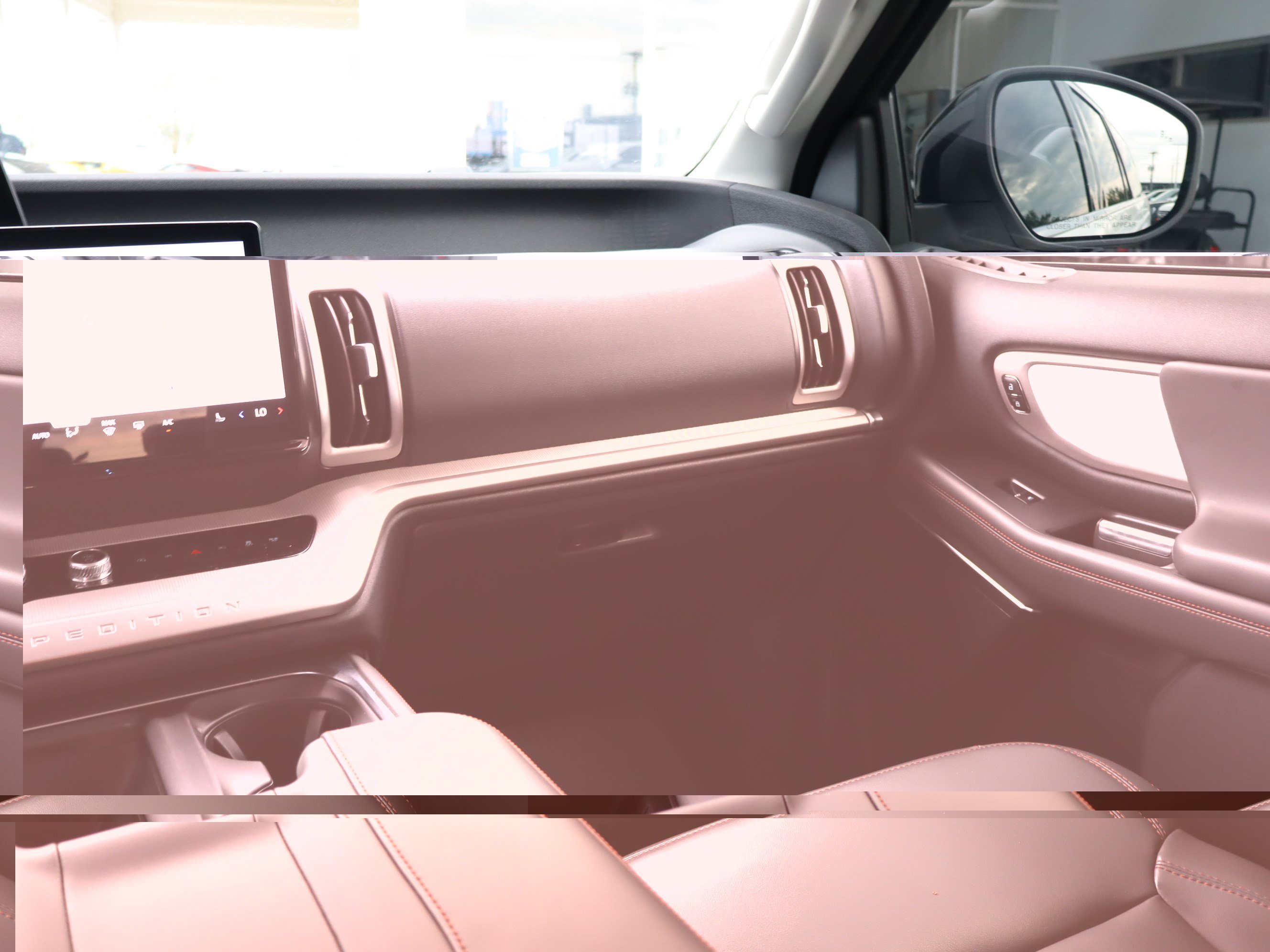 Used 2025 Ford Expedition Active RWD image 16
