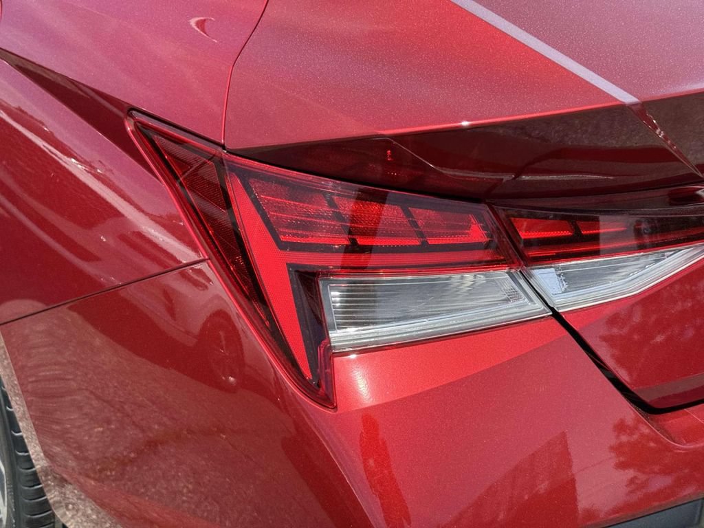Certified 2025 Hyundai Elantra Limited FWD image 11
