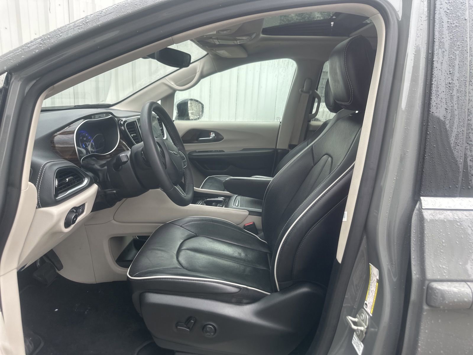 Used 2023 Chrysler Pacifica Limited FWD image 10