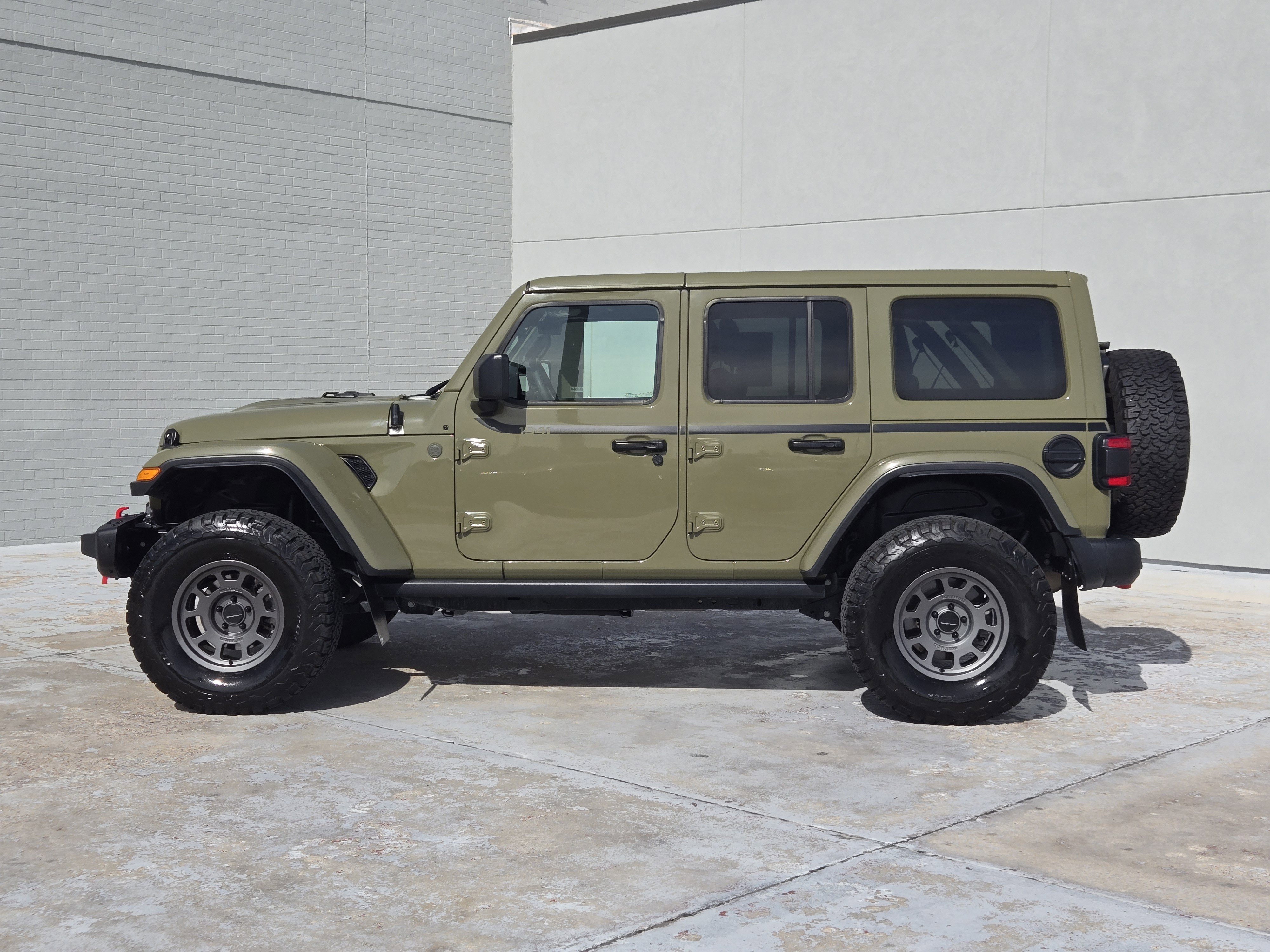 Used 2025 Jeep Wrangler Unlimited Rubicon AWD/4WD image 5