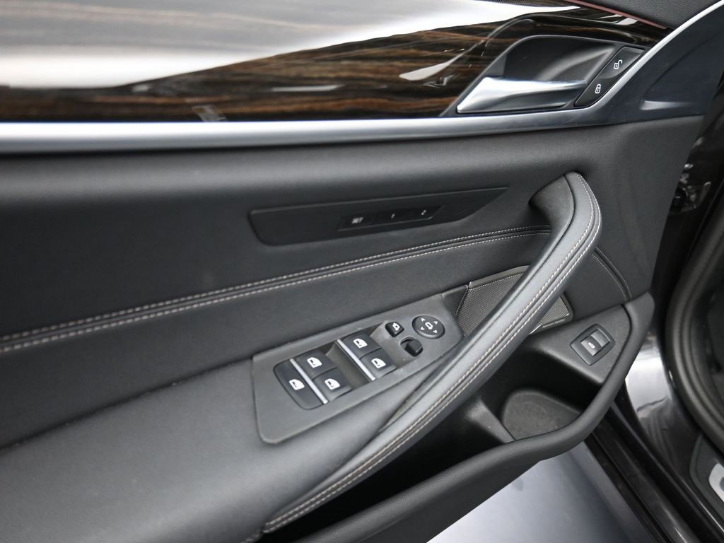 Used 2023 BMW 530i xDrive w/ Premium Package image 9