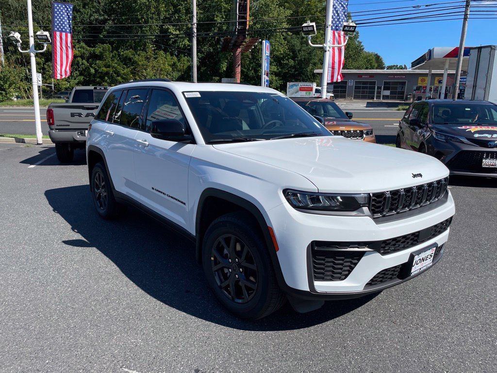 New 2027 Jeep Grand Cherokee Altitude AWD/4WD image 2