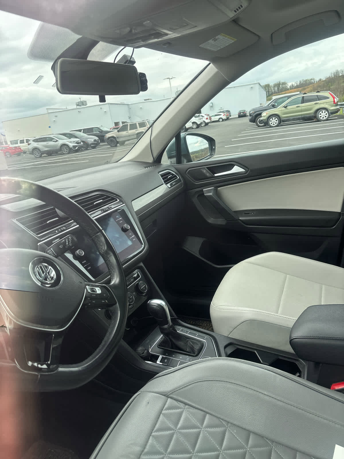 Used 2019 Volkswagen Tiguan SE w/ Panoramic Sunroof Package image 3