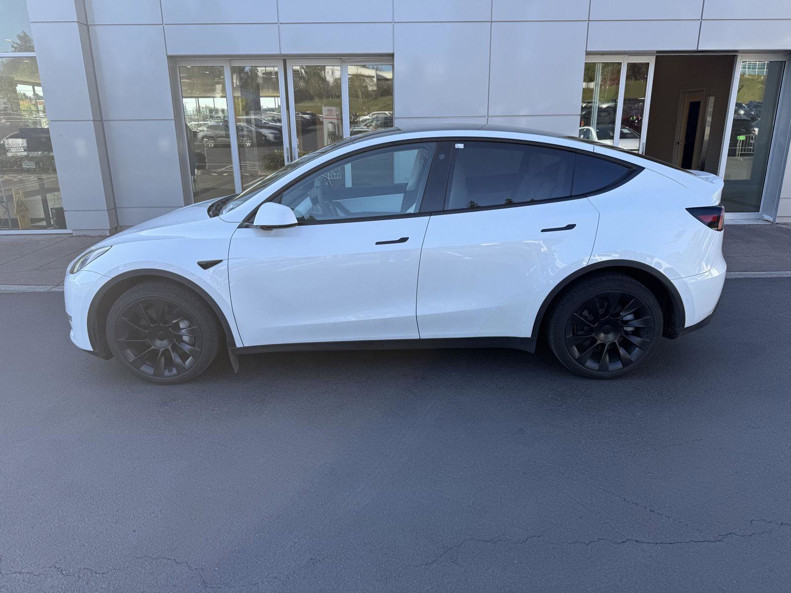 Used 2022 Tesla Model Y Long Range AWD/4WD image 3