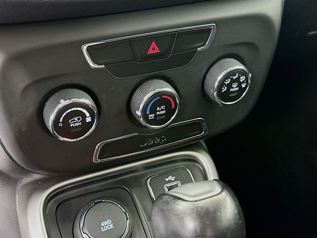 Used 2017 Jeep Compass Latitude image 19