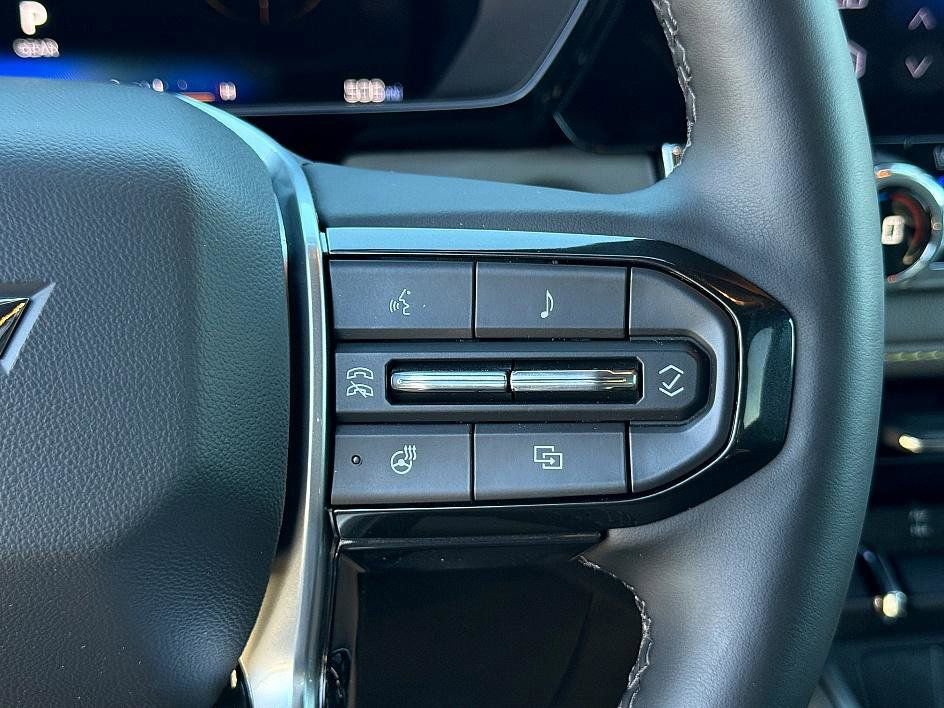 Used 2025 Chevrolet Colorado ZR2 w/ Midnight Edition image 16