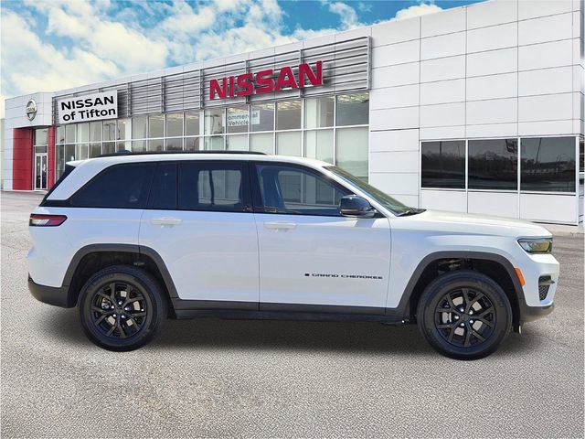 Used 2025 Jeep Grand Cherokee Altitude AWD/4WD image 3