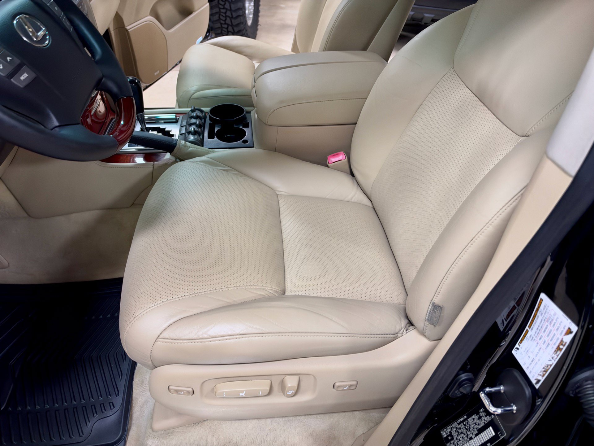 Used 2009 Lexus LX 570 4WD w/ Preferred Accessory Pkg image 20