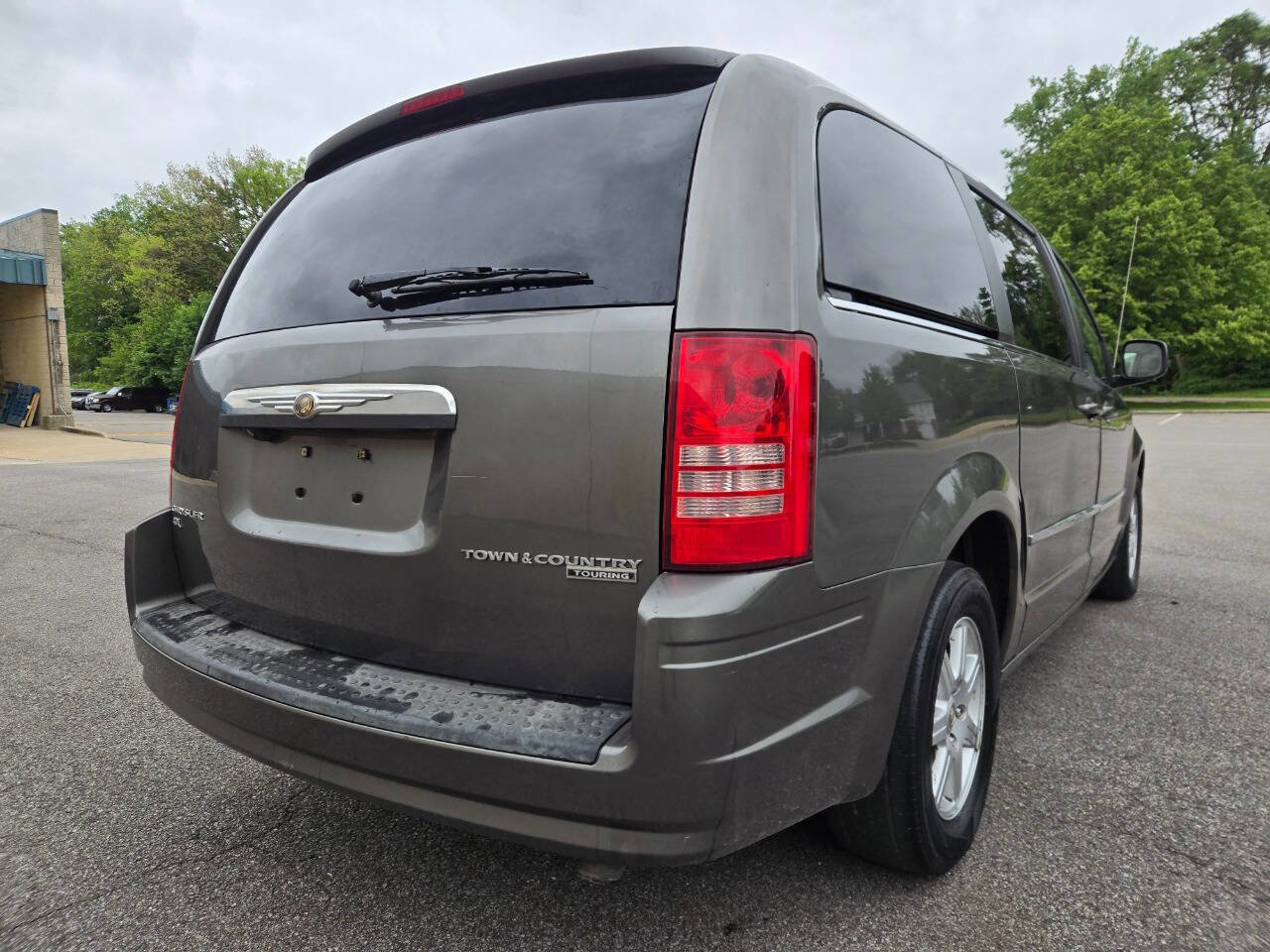 Used 2010 Chrysler Town & Country Touring Plus FWD image 9