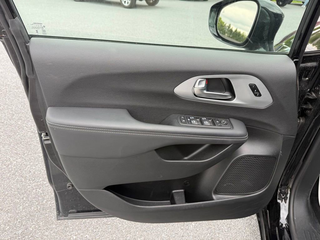 Used 2025 Chrysler Pacifica Limited FWD image 13