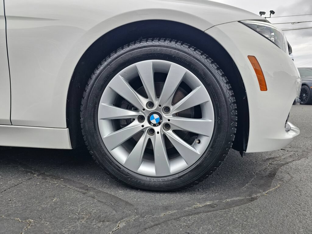 Used 2016 BMW 320i xDrive Sedan AWD/4WD image 9