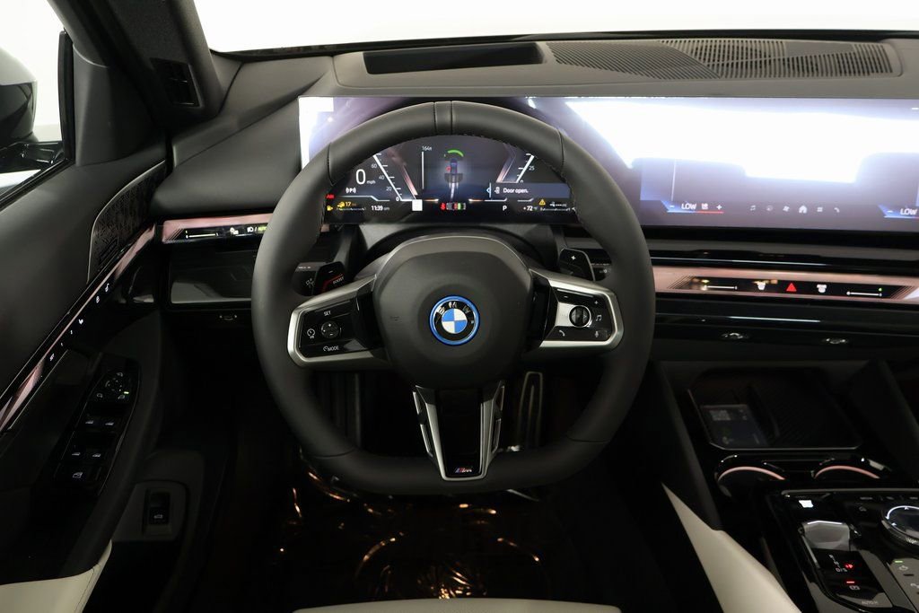 New 2026 BMW 550e xDrive image 3