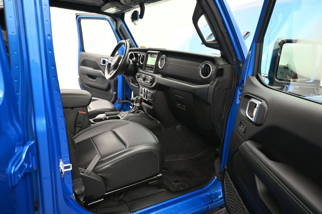 Used 2022 Jeep Wrangler Unlimited Sahara AWD/4WD image 17