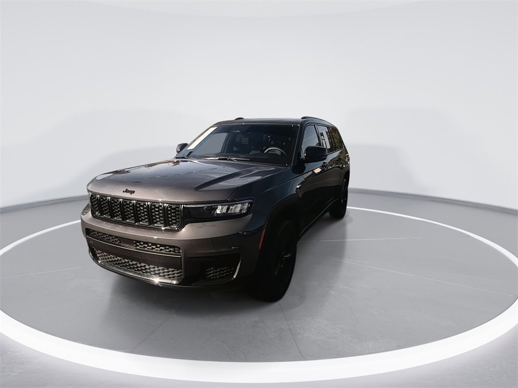Used 2025 Jeep Grand Cherokee L Laredo image 2