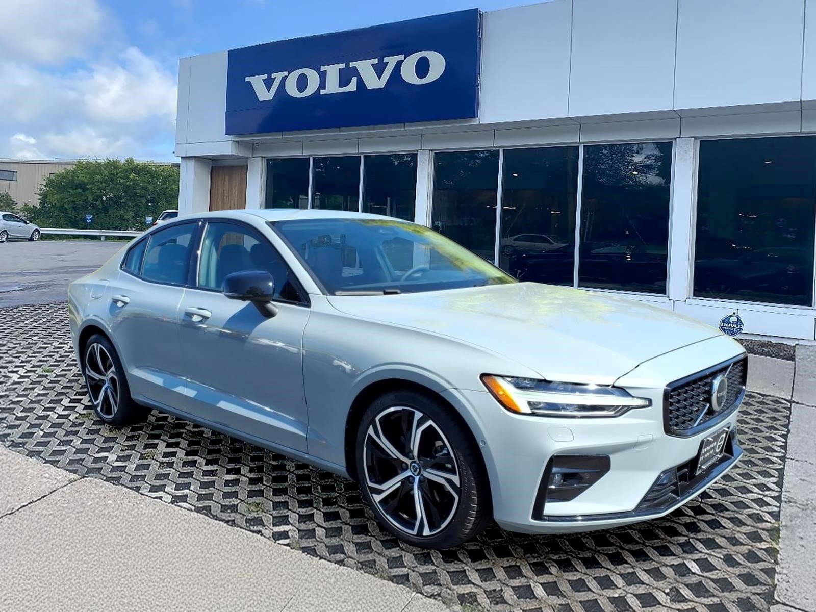 Certified 2025 Volvo S60 B5 Ultra AWD/4WD image 1