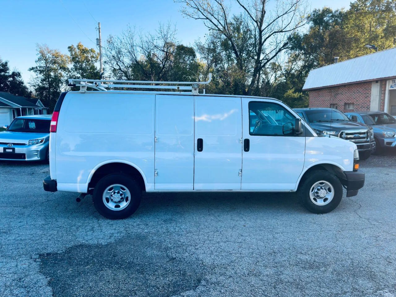 Used 2018 Chevrolet Express 2500 w/ Driver Convenience Package RWD image 4