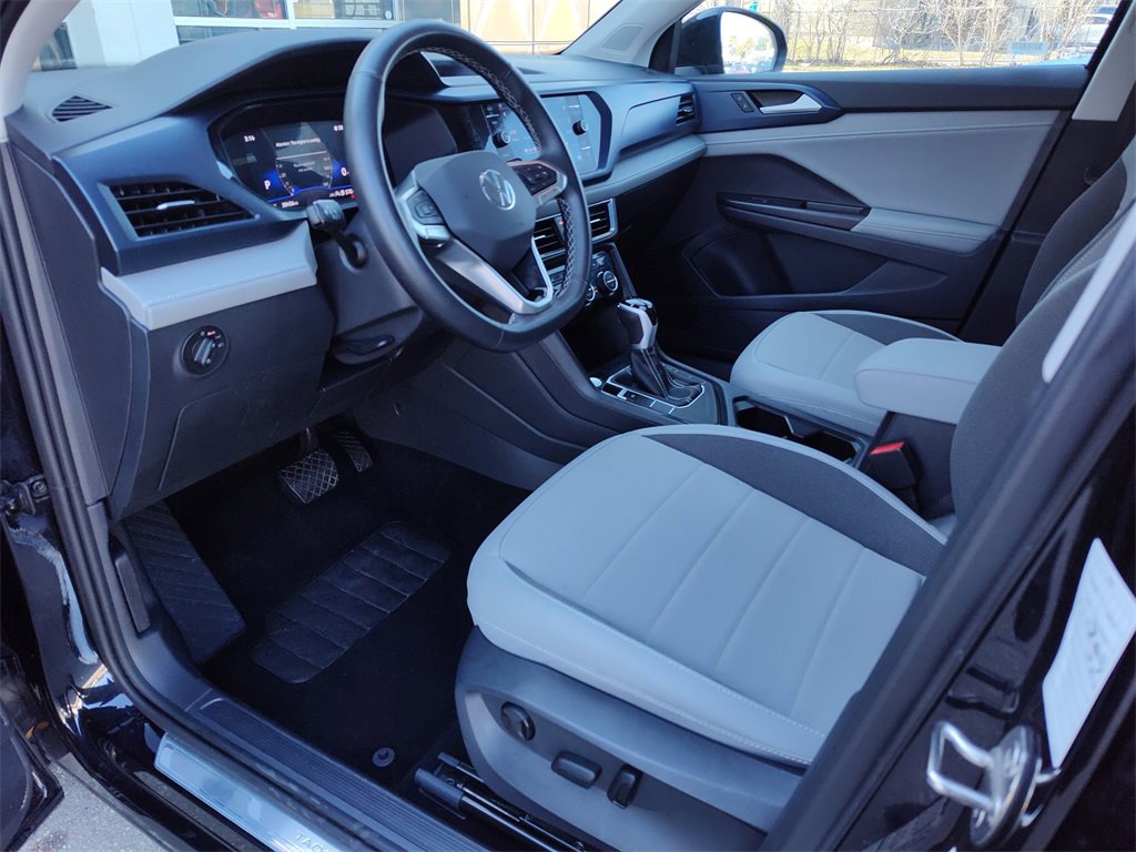 Used 2024 Volkswagen Taos SE image 2