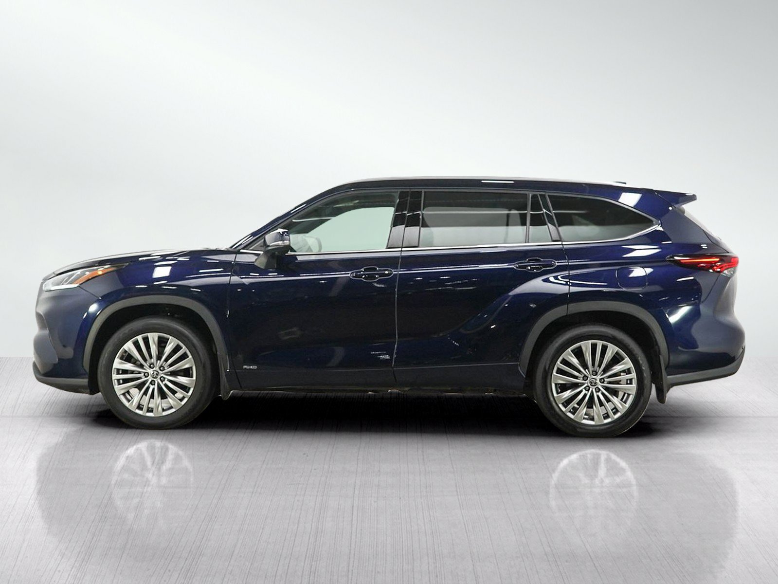 Used 2025 Toyota Highlander Platinum AWD/4WD image 2