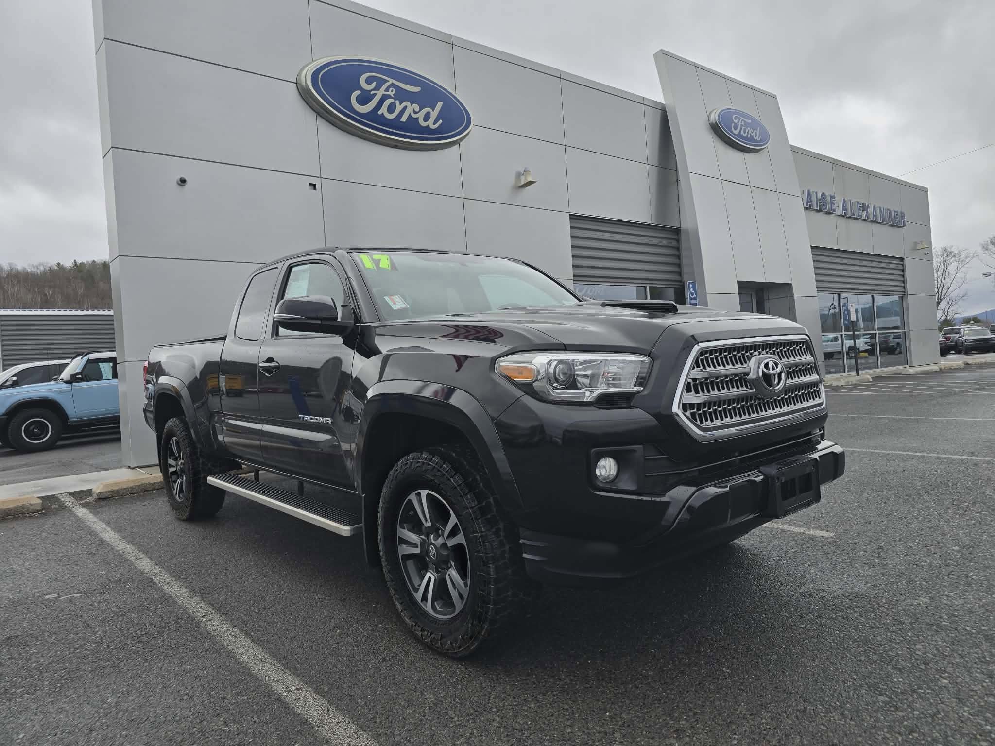 Used 2017 Toyota Tacoma TRD Sport w/ Tow Package (A/T) image 1