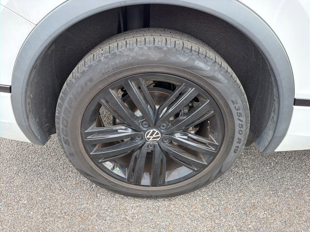 Used 2022 Volkswagen Tiguan SE R-Line image 13