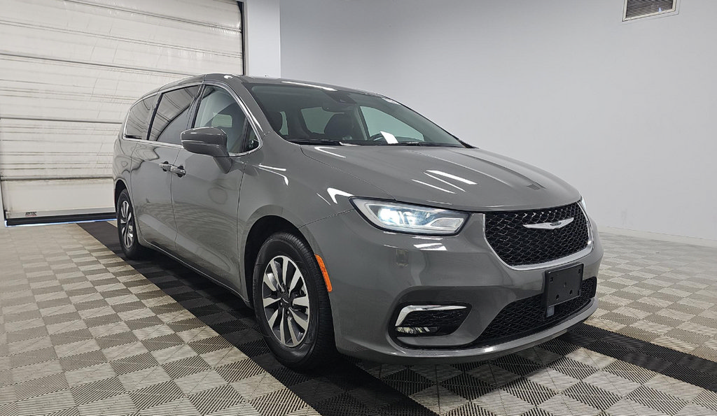 Used 2022 Chrysler Pacifica Touring-L FWD image 4