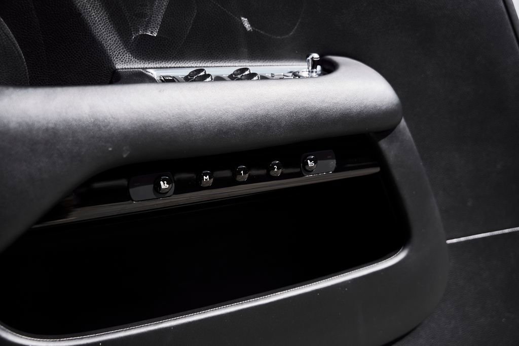 Used 2018 Rolls-Royce Dawn RWD image 32