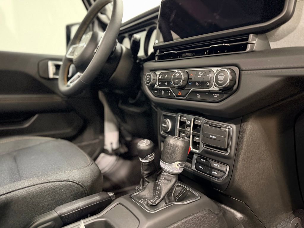 Used 2024 Jeep Wrangler Sahara w/ Technology Group AWD/4WD image 17