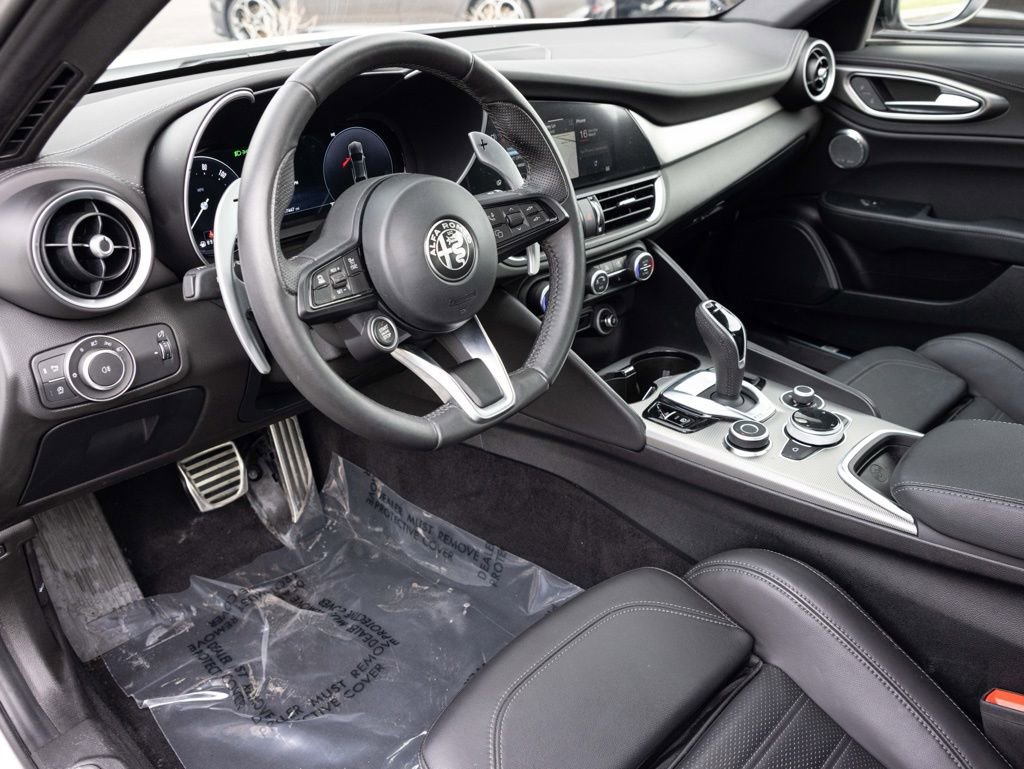 Used 2024 Alfa Romeo Giulia Veloce image 2