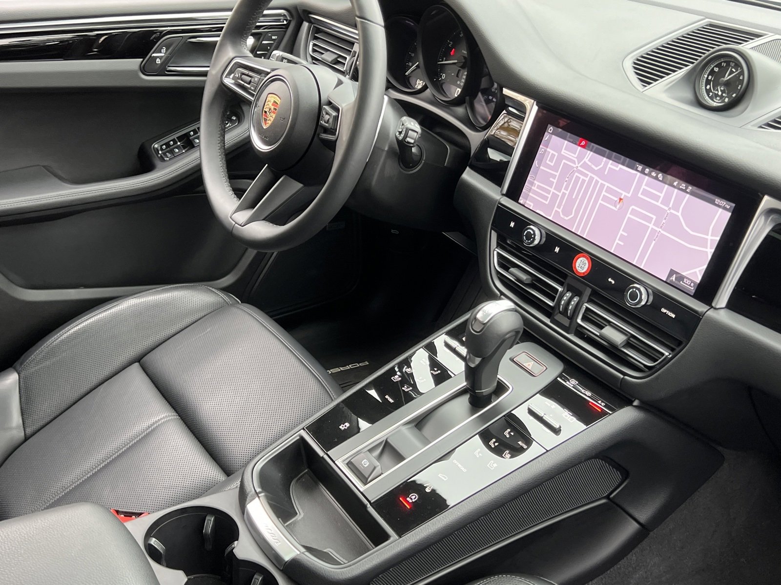 Certified 2025 Porsche Macan image 13