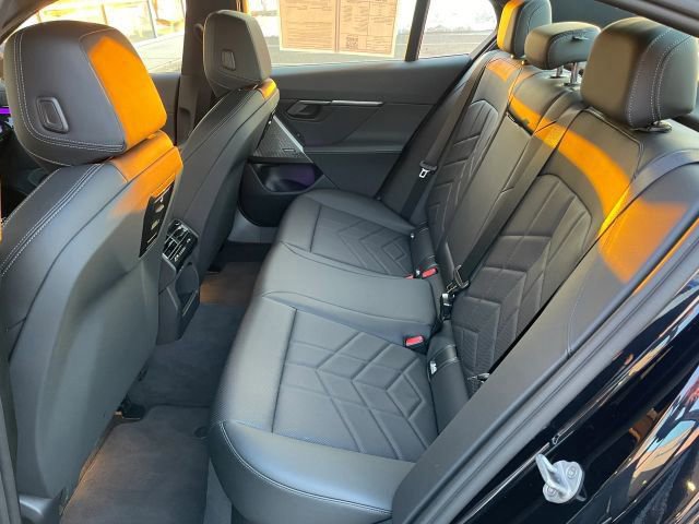 Used 2025 BMW 550e xDrive w/ Premium Package image 44