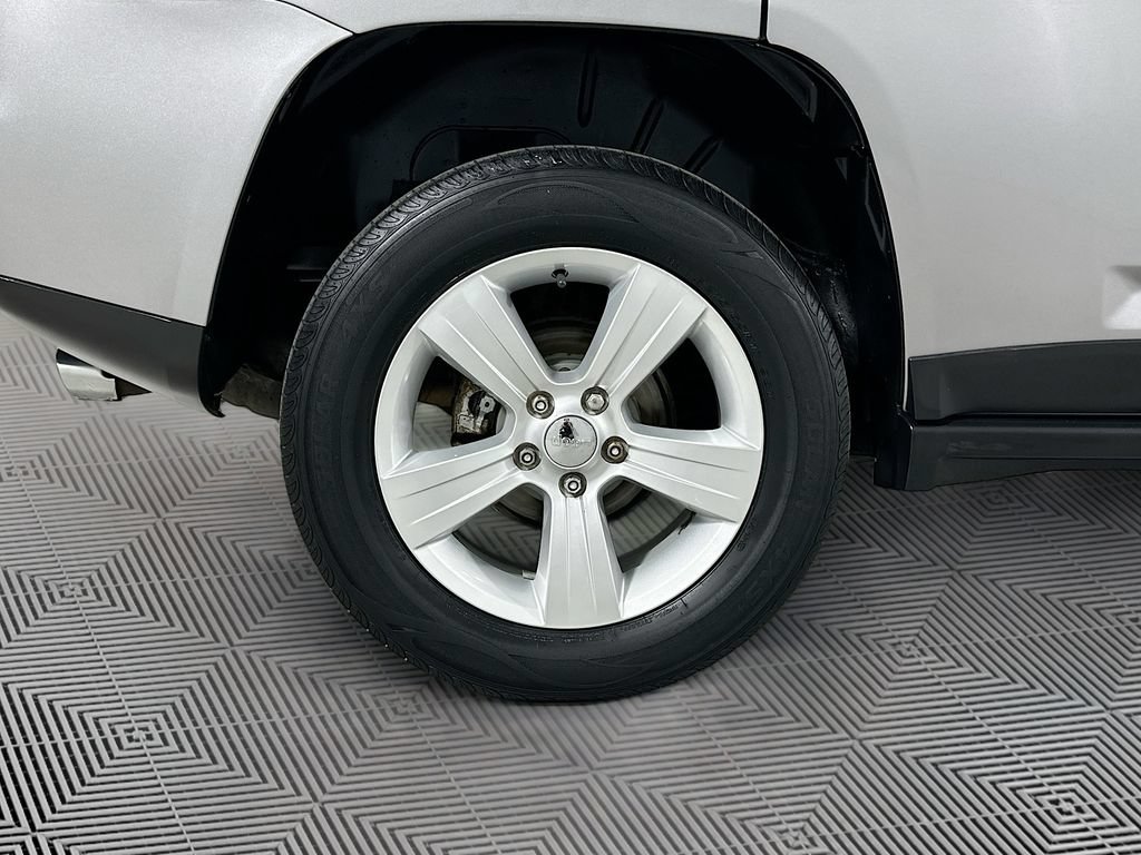 Used 2015 Jeep Compass Limited w/ Sun/Sound Group AWD/4WD image 28