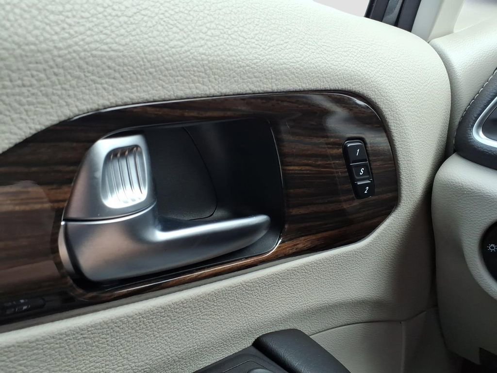 Used 2023 Chrysler Pacifica Limited FWD image 23